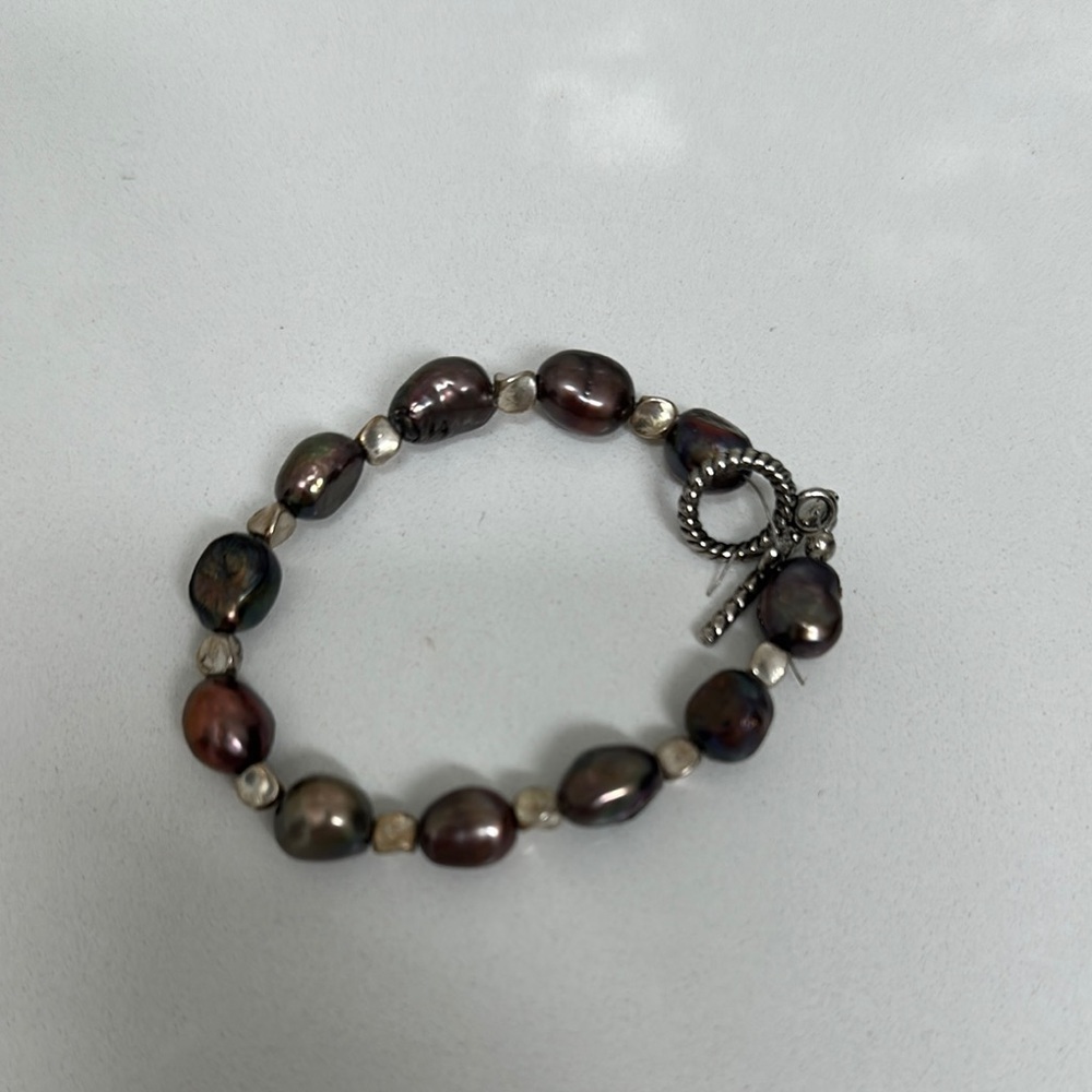 Elegant Pearl Bracelet with Silver Accents